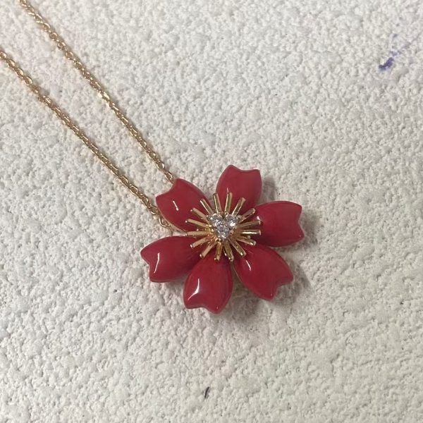Van Cleef & Arpels Rose de No?l pendant, mini model